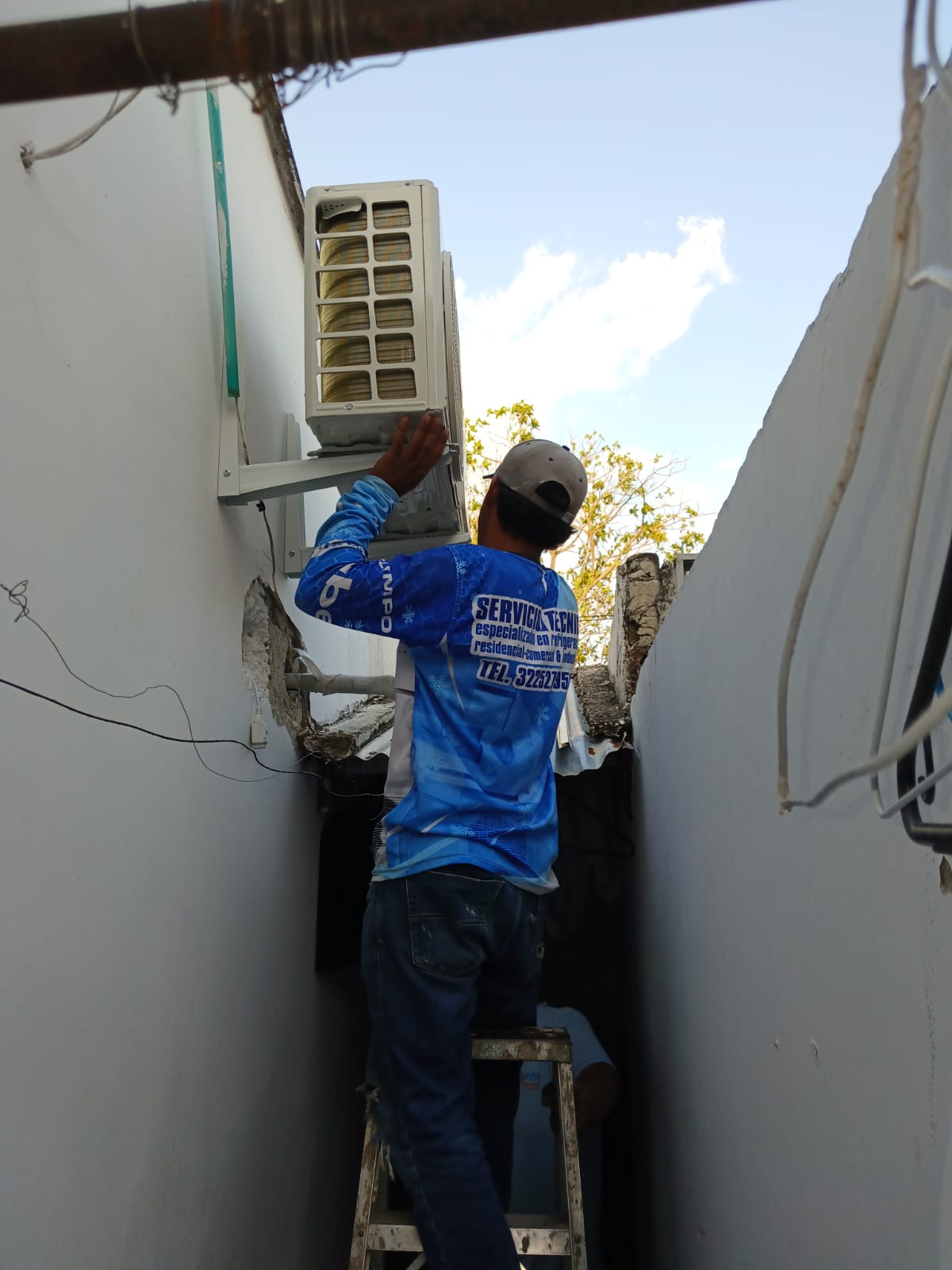 Técnico instalando soporte unidad exterior